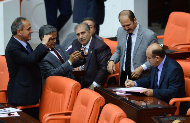 AK Parti milletvekilleri arasında "Cumhurbaşkanı adayımız için" denilerek imza föyleri dolaştırıldı.