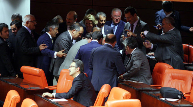 Ak Parti milletvekilleri dün Cumhurbaşkanı adaylığı için imza verdi.