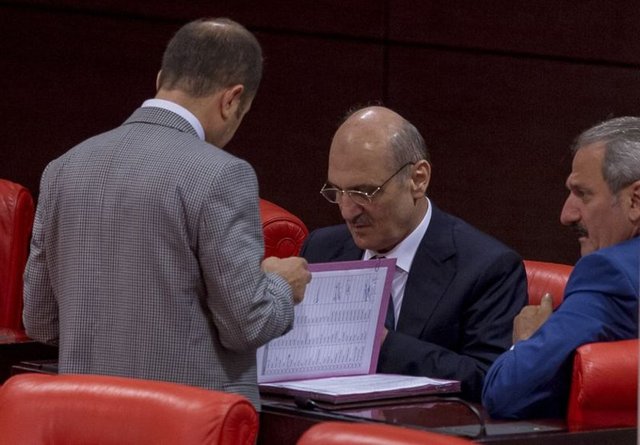 TBMM Genel Kurulu'nda ve kulislerde listeler elden ele dolaştı.