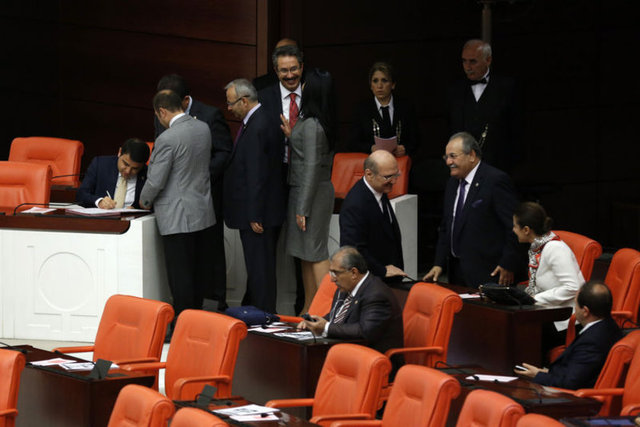 Milletvekilleri, "Kime imza veriyorsunuz, aday kim?" sorularına karşılık, kim için olduğu konusunda bilgi verilmediğini; ancak, Erdoğan için imza verdiklerini düşündüklerini belirtti.