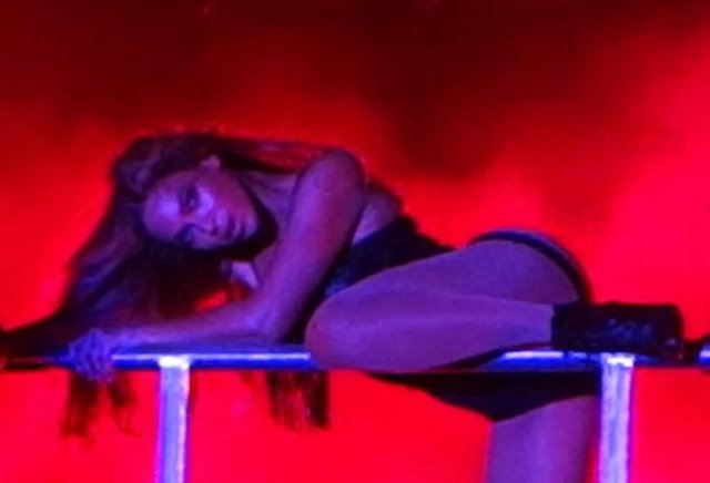 Konser süresince çok sayıda kostüm değiştiren Beyonce bir ara çok cüretkar bir kostümle sahneye çıktı.