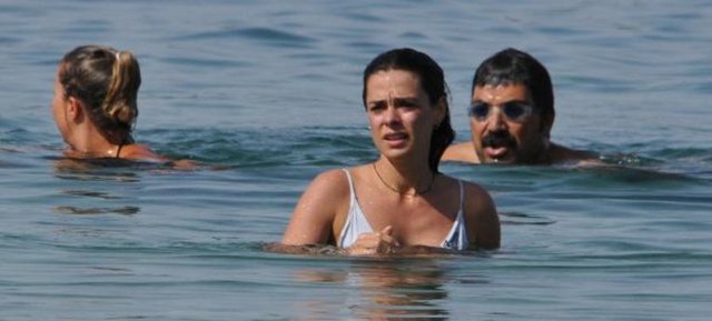 Tatil grubunda Tatar Ramazan'ı oynayan Bülent İnal ile eşi Melis Tüysüz'ün yanı sıra dizide Özpirinçci'nin sevgilisini canlandıran Burak Yamantürk de var.