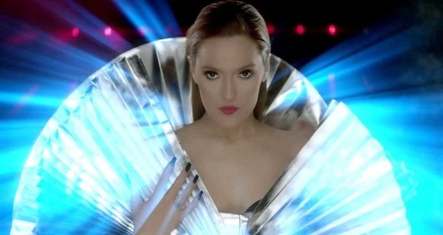 Kendi yapım şirketimi kuracağım.İlk işimi de kendi vokalistime yapacağım. Yeni seslere olanak sağlayacağım.