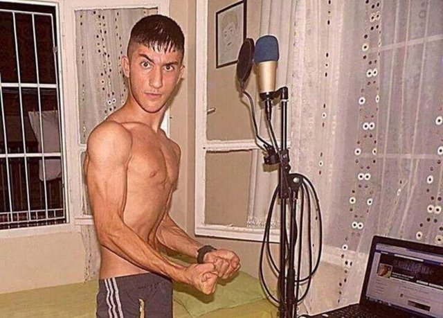 Ortasından sıkılmış diş macunu (TEMSİLİ)