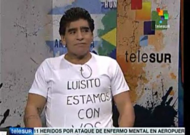 Dünya futbolunun efsanesi Diego Maradona da Suarez'e destek olurken katıldığı televizyon programında Suarez'i destekleyen tişört giydi.