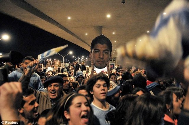 Havaalanında krallar gibi karşılanan Luis Suarez'e büyük destek vardı.