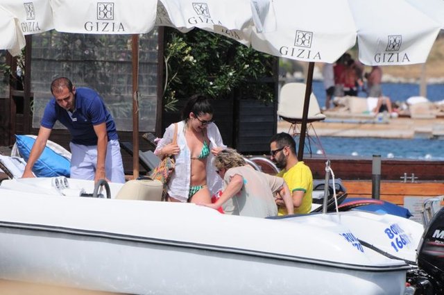MEDCEZİR dizisinin Eylül'ü Hazar Ergüçlü, senarist Ece Yörenç'le Bodrum'da bir araya geldi.