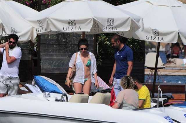 Ergüçlü fit vücudu ve yeşil bikinisiyle ilgi odağı oldu. -