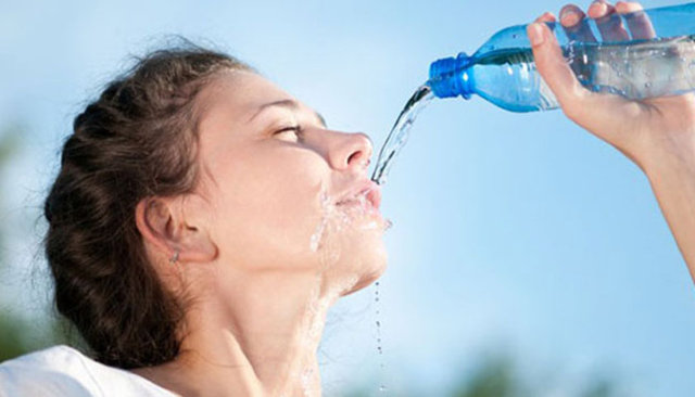 Yaz aylarında kan basıncındaki bu düşüşün en önemli nedenleri cilt damarlarında genişleme, terleme ve su ve tuz kaybıdır.