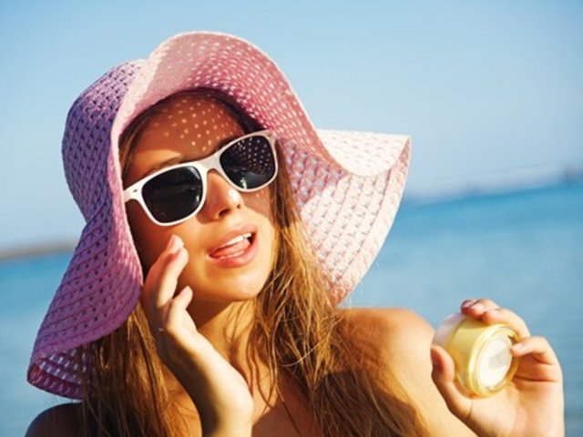 Güneşin etkili olduğu saatlerde dışarıdaysanız mutlaka başınızı koruyacak şapka vb kullanın.