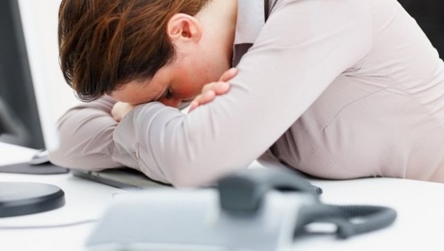 Bu beraberinde halsizlik, yorgunluk, bayılma ya da bayılacakmış gibi olma, başdönmesi, göz kararması gibi bulguları getirebilmektedir."