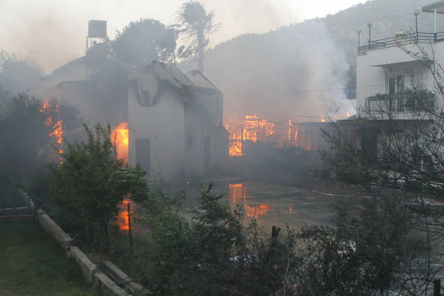Rüzgarın yönü değiştiği için yerleşim yerlerini alevler tehdit ediyor. Olası tehlike nedeniyle kıyıdaki tesisleri tahliye ettik. Şu ana kadar can kaybı yok. Geceleyin rüzgarın kesilmesini bekliyoruz. Ümit ediyoruz ki geceleyin yangın da söndürelecektir."