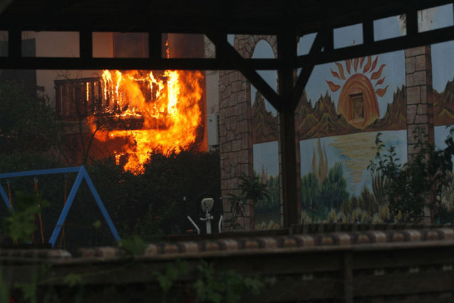 BAŞKAN ÇETİNKAYA: DUA EDİYORUZSöndürme çalışmalarını izleyen Kumluca Belediye Başkanı Ak Partili Hüsamettin Çetinkaya, "Havadan ve karadan söndürme çalışmaları sürüyor. Bölge çok sarp olduğu için kara ekipleri çok fazla etkili olamıyor.