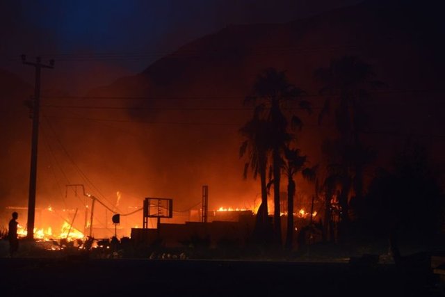 Rüzgarın etkisiyle hızla büyüyen alevlere ilk etapta Antalya ile Kumluca, Finike ve Kemer ilçelerinden 100 orman işçisi, 15 arazöz ve 5 su tankeriyle karadan müdahale etmeye başladı.