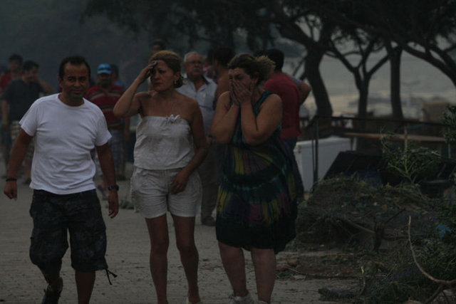BÖLGEDE GÖZ GÖZÜ GÖRMÜYORAntalya Orman Bölge Müdürü Mustafa Türk, yangın söndürme çalışmalarının yoğun bir şekilde devam ettiğini söyledi.