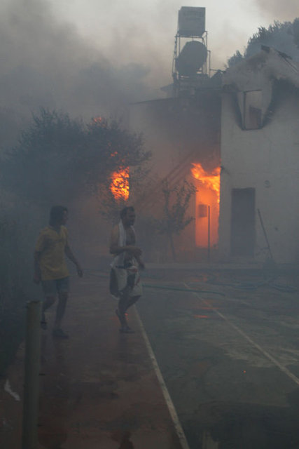 Aşırı duman nedeniyle ekipler önünü göremeyecek durumda. Buna rağmen canla başla bir mücadele veriyoruz" dedi. Şu ana kadar tek sevindirici tarafın can kaybı yaşanmaması olduğunu vurgulayan Türk, bazı turisttik tesislerin yandığını söyledi.