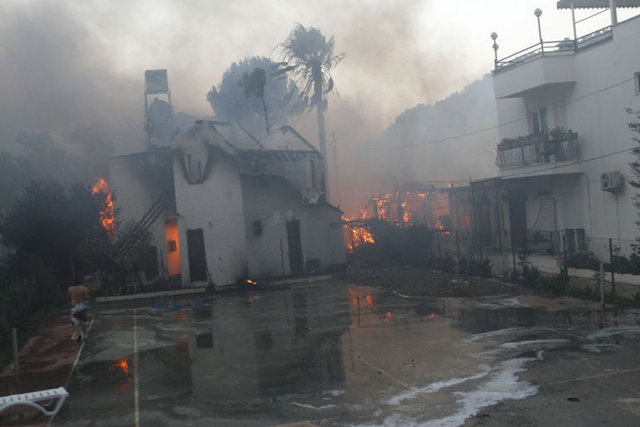 KAYMAKAM: CAN KAYBI YOK Yangın söndürme çalışmalarını yerinde takip eden Kumluca Kaymakamı Canan Hançer Baştürk, yangınla ilgili şunları söyledi: