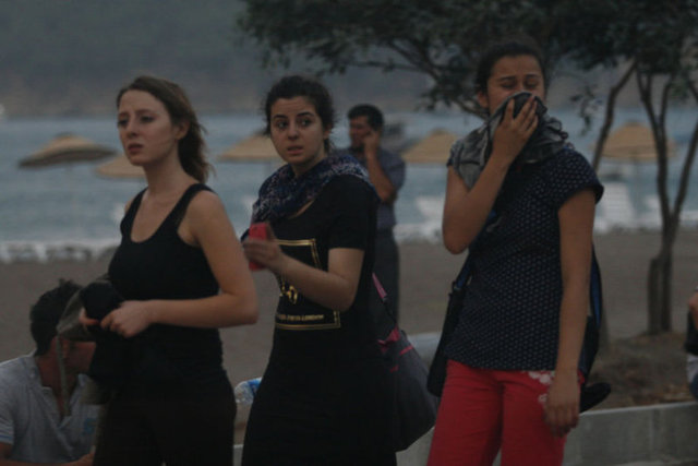 Su ve köpük sıkan itfaiye ekipleri, alevleri otomobile yaklaştırmamaya çalışırken, bir arazöz park halindeki aracı ittirerek alevlerin yanından uzaklaştırdı.