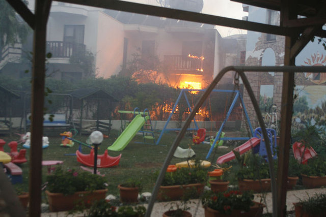 Bölgede 250 orman işçisinin 40 arazöz ve 10 su tankeriyle yangına karadan, 7 helikopter ve 2 uçakla havadan müdahale ettiğini kaydeden Türk, "Yangın çok geniş bir alanda etkili oluyor. Bölgenin sarp olması ve kuvvetli rüzgar müdahale etmemizi engelliyor.