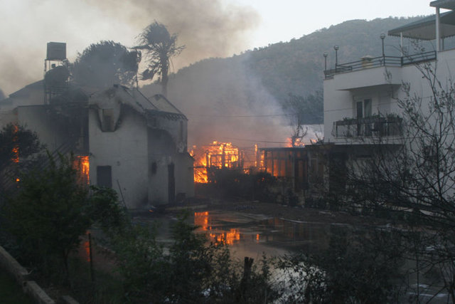 "Yangının bu kadar uzun süreyle devam etmesinin nedeni, kuvvetli rüzgar ve bölgenin sarp olmasıdır. Bölgenin çok sarp olması ve kuvvetli rüzgar nedeniyle söndürme çalışmaları güçlükle yürütülüyor.