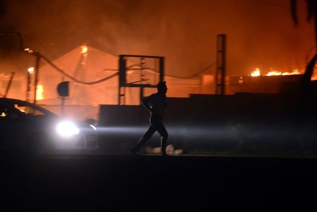 Bölgedeki turistik tesislere yaklaşık 2 kilometre mesafede zirveye doğru etkili olan alevler, saat 17.15 sıralarında rüzgarın kuzeybatıdan esmeye başlamasıyla birlikte yön değiştirdi ve sahile yöneldi.