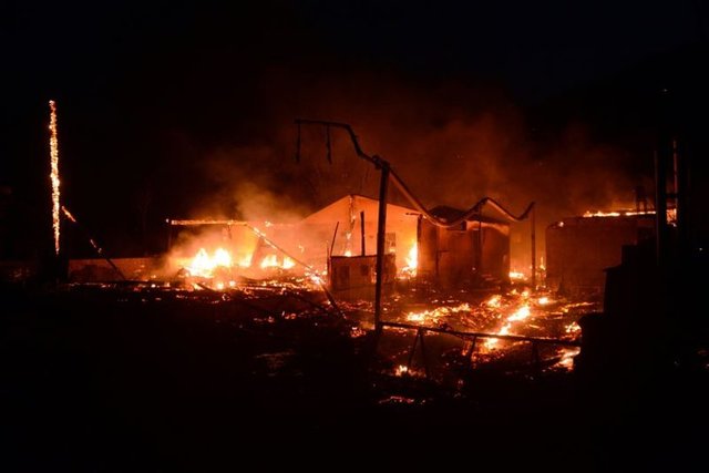 Muğla'nın Marmaris ve Fethiye ilçelerinden gelen hava ekipleriyle birlikte söndürme çalışmalarında 7 helikopter ve 2 uçak görev almaya başladı.