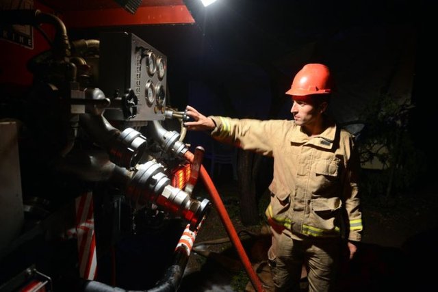 Milli park alanı olan yangın bölgesinin sarp olması, yangına müdahaleyi güçleştirirken, bölgede etkili olan rüzgar alevleri büyüttü.