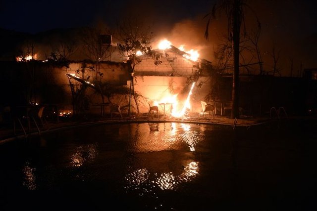 Yangının büyüme eğilimi göstermesi üzerine Antalya'dan havalanan 2 helikopter ve 1 yangın söndürme uçağı da söndürme çalışmalarına katıldı.