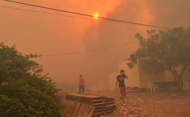 Can kaybının olmadığı yangında 4 otel, hediyelik eşya mağazası ve restoran yandı. Bölgedeki pansiyonlarda kalan tatilciler, yangınla birlikte tesisleri terk ederken, alevlere karadan ve havadan müdahale edilip, kontrol altına alınmaya çalışılıyor.