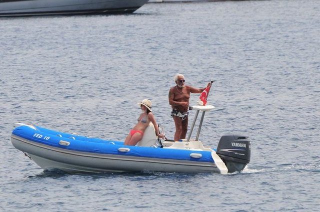 Bodrum'un gediklisi Fedon, genç bir kadınla tekne turu yaptığı sırada objektiflere takıldı.