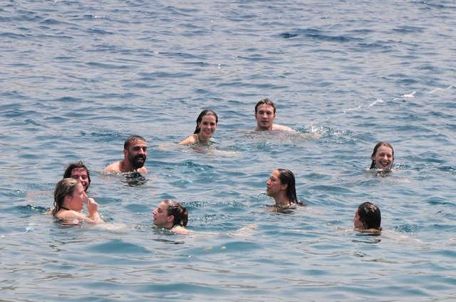 TATİL sezonunun başlamasıyla birlikte ünlülerin favorisi Bodrum hareketlenmeye başladı. Emre Karayel, Tuba Ünsal, Mirgün Cabas, Burak Sağyaşar, Hatice Şendil ve Begüm Birgören Bodrum'da birlikte tatil yaptı. Türkbükü'nde denize giren ünlüler keyifli bir g