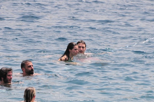 Denize de hep birlikte giren ve renkli görüntüler oluşturan ekip, kahkahalarıyla tüm koyu inletti.