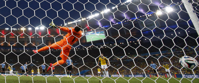 - Burada profesyonel olarak oynadığı 2006-07 sezonunda 55 maçta 20 kez fileleri sarsan başarılı futbolcu, ertesi sezon Arjantin'in Banfield takımına transfer oldu.