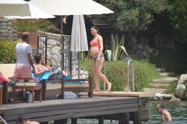 Ünlü oyuncu Hande Ataizi'nin tatili tam gaz sürüyor.