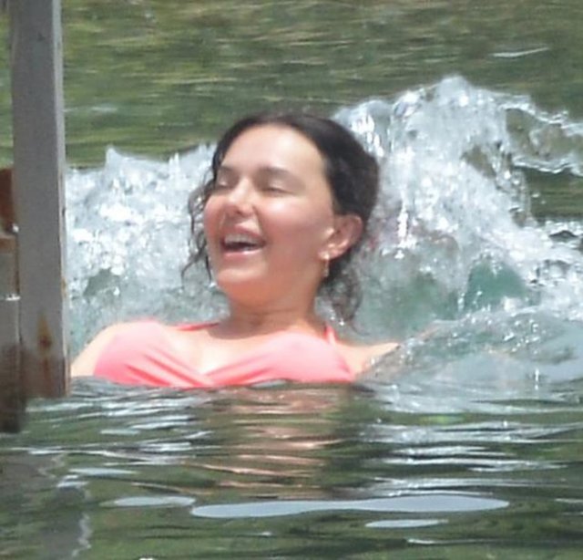 Hürriyet'in haberine göre Ataizi eşi Benjamin Harvey'le gittiği Maki Beach'te, kendini serin sulara bıraktı.