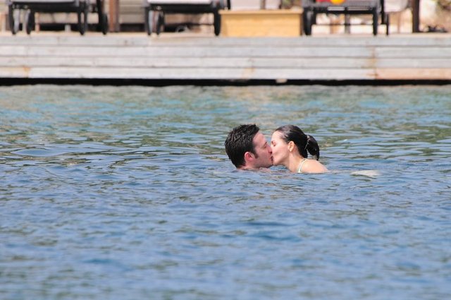 Aşkları eskimeyen Şendil ve Sağyaşar'ın denizdeki romantik anları,gazetecilerin gözünden kaçmadı.