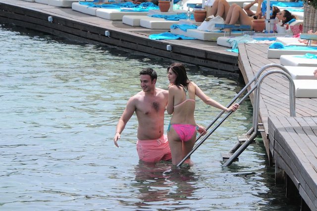 Hatice Şendil ile uzun zamandır birlikte olduğu sevgilisi Burak Sağyaşar, tatil için Bodrum'u seçti.