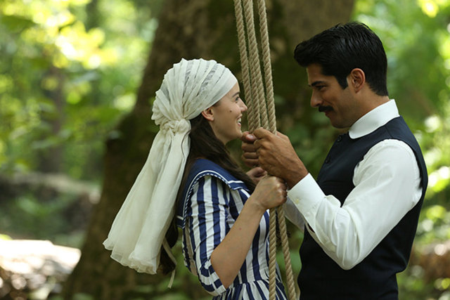 29 yaşındaki Özçivit geçenlerde 28. yaş gününü kutladığı sevgilisi Evcen'le yakında aşk filmine başlıyor.