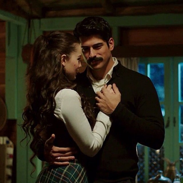 Ünlü ikilinin Çalıkuşu dizisindeki tutkulu aşkı gerçek oldu.