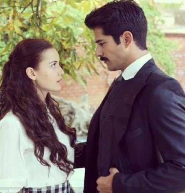 Cemiyet hayatının en güzel kızları arasında gösterilen Öte yandan Ceylan Çapa'dan sonra bu kez dizi sektörünün en beğenilen yıldızlarından biriyle beraber olmaya başlayan Özçivit'in 1 milyon TL'ye Ay Yapım'a transfer olduğu öne sürülüyor.