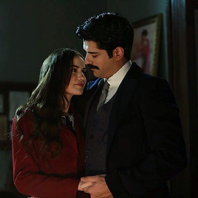 Geçen sezon "Çalıkuşu" dizisinde başrolü paylaşan Burak Özçivit'le Fahriye Evcen, sette başlayan samimiyetlerini özel hayatlarına da taşıdı.