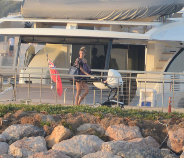 Subaşı, Bodrum'da kızı Melisa'yı bebek arabasında gezdirip bolbol alışveriş yaptı.