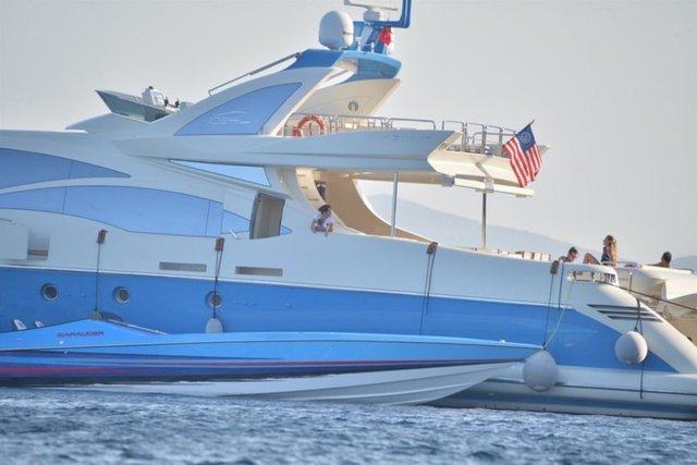 Minik Melisa ise ilk yaz tatilinde bakıcısının kucağında objektiflere takıldı.