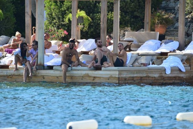 Sıkı dostlar Bodrum'daArda Turan Çeşme tatilinin ardından soluğu Bodrum'da aldı.