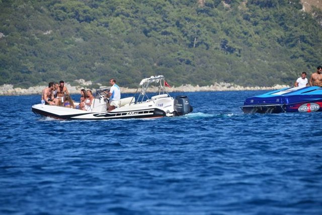 Ilıcalı'nın sürat teknesiyle gezen Arda Turan ve Oğulcan Engin daha sonra başka bir bota binerek Türkbükü'ndeki Maça Kızı'na geçti.