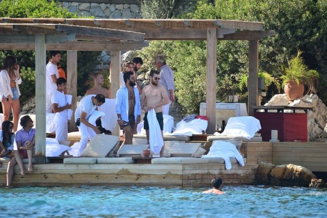 Yakın dostu Acun Ilıcalı ile buluşan milli futbolcu, yanlarına Seda Sayan'ın oğlu Oğulcan Engin'i de alarak Bodrum'u turladı.