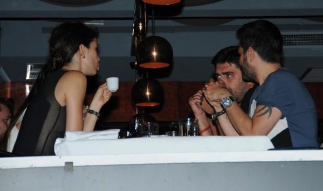 Yemeğe gecenin ilerleyen saatlerinde çiftin arkadaşları da katıldı.