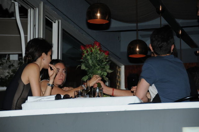 Doğulu, daha sonra diğer çiçekçileri de yanına çağırdı, 60 gül alıp karşılığında 500 lira verdi.