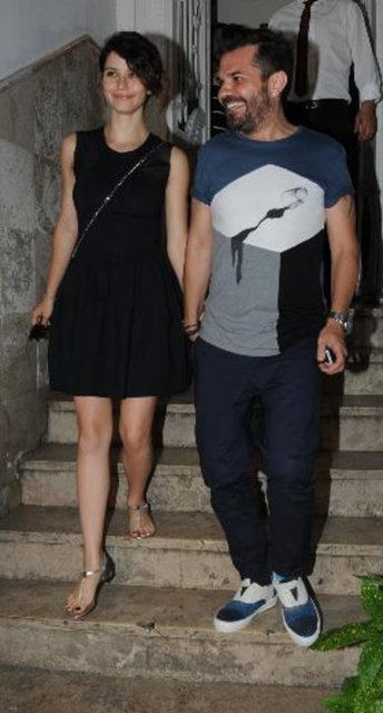 Geçtiğimiz hafta Harbiye Açıkhava Tiyatrosu'nda verdiği konserde "Bal Gibi" şarkısını seslendirirken seyirciler arasındaki Beren Saat'e öpücük atan Kenan Doğulu, çıkışta öpücük ve güllerle ilgili soruları yanıtladı.