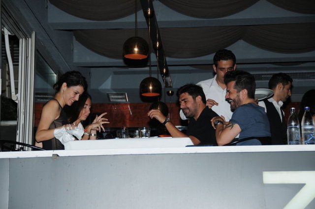 Keyifli olduğu gözlenen Doğulu, yanına gelen çiçekçi genci kıramadı, ondan bir demet gül alıp 200 lira ödedi.